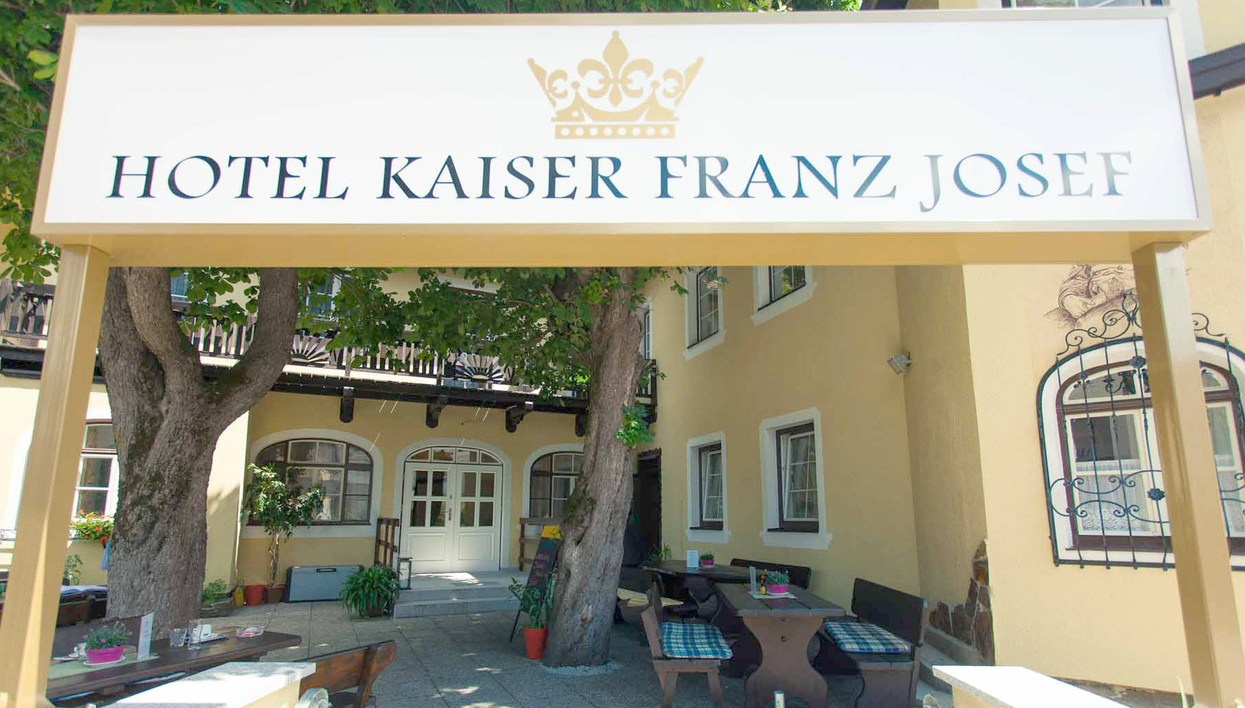 GAstgarten Eingang Hotel Kaiser Franz Josef Foto Eingang zum Gastgarten des Hotel Kaiser Franz Josef