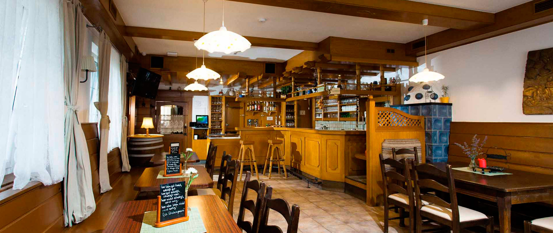 Gaststube im Hotel Kaiser Franz Josef  Foto Gaststube mit Schank und Tischen im Hotel Kaiser Franz Josef